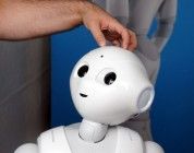 Pepper, el robot capaz de leer tus emociones sale a la venta este mes en Japón
