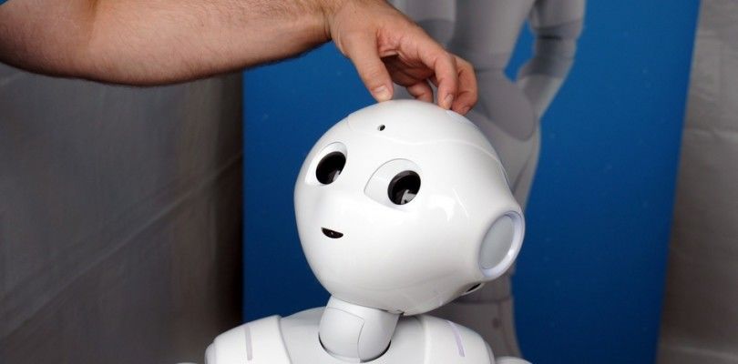 Pepper, el robot capaz de leer tus emociones sale a la venta este mes en Japón