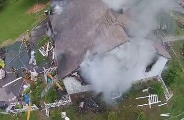 Insensato acerca dron a un incendio y los bomberos intentan mojarlo