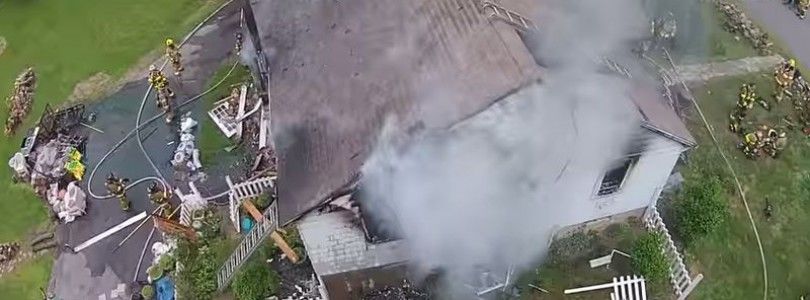 Insensato acerca dron a un incendio y los bomberos intentan mojarlo