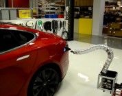 Tesla muestra un brazo robótico para la carga de sus vehículos