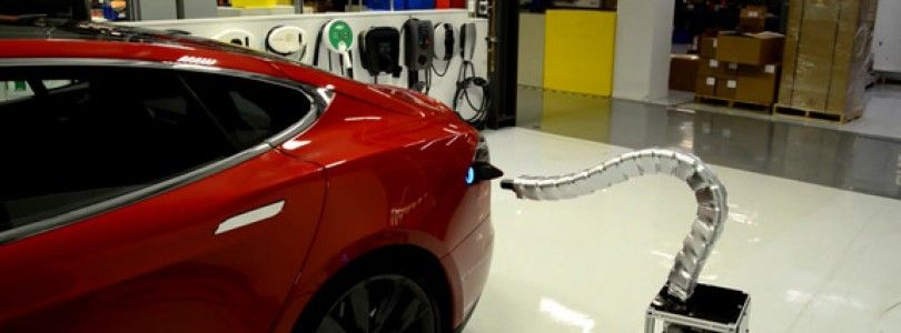 Tesla muestra un brazo robótico para la carga de sus vehículos