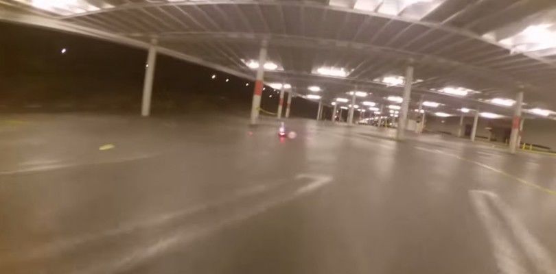 Carrera de drones nocturna con persecución de coche de globos incluida