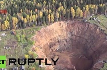 Dron graba cráter que pone en peligro casas cercanas en Siberia