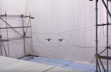 Drones construyen una pasarela de cuerda entre dos estructuras de manera autónoma