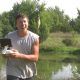 Granjero usa dron para pescar en un lago