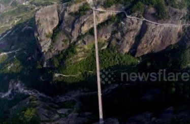 Puente de cuerdas y cristal en China grabado desde un dron