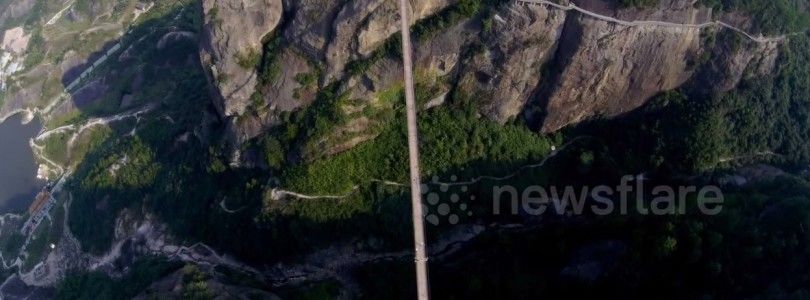 Puente de cuerdas y cristal en China grabado desde un dron