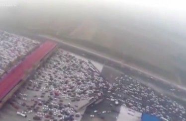 ¿Te quejas de los atascos en tu ciudad? Mira lo que un dron ha captado a la entrada en Beijing en la vuelta de vacaciones