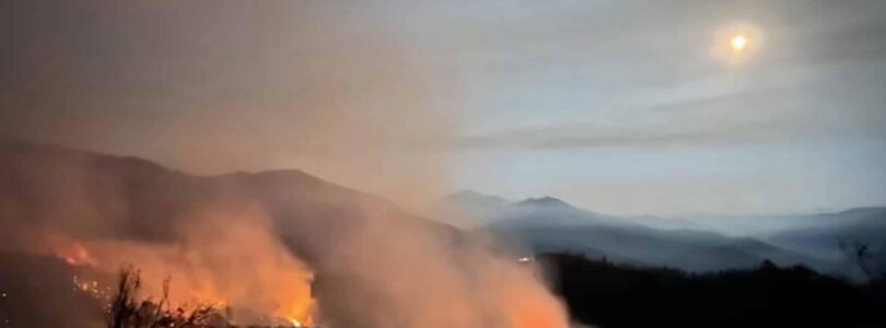 Interferencia de drones interrumpe los esfuerzos contra incendios forestales en un incendio de 500 acres en Oregón.